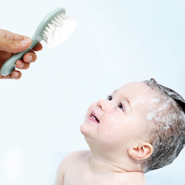 Нежное искусство мытья волос ребенка мягкой щеткой